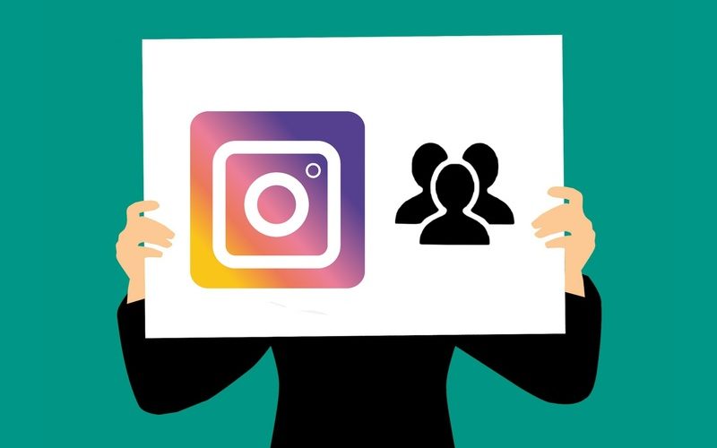 Ilustração mostra pessoa segurando placa com logomarca do Instagram e ícones de pessoas.