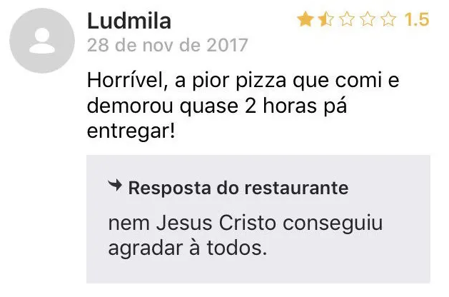 Print de tela de aplicativo de entrega de comida mostra avaliação de cliente reclamando que a pizza era ruim e demorou para chegar. Restaurante respondeu que nem Jesus conseguiu agradar a todos. Esse é um exemplo da prova social, um dos gatilhos mentais que podem ser adaptados na narrativa política.