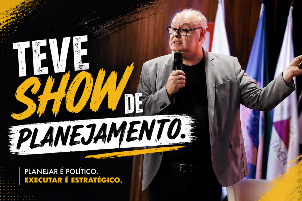 Palestrante em evento segurando microfone com fundo de bandeiras e texto em destaque “Teve Show de Planejamento” em design moderno.