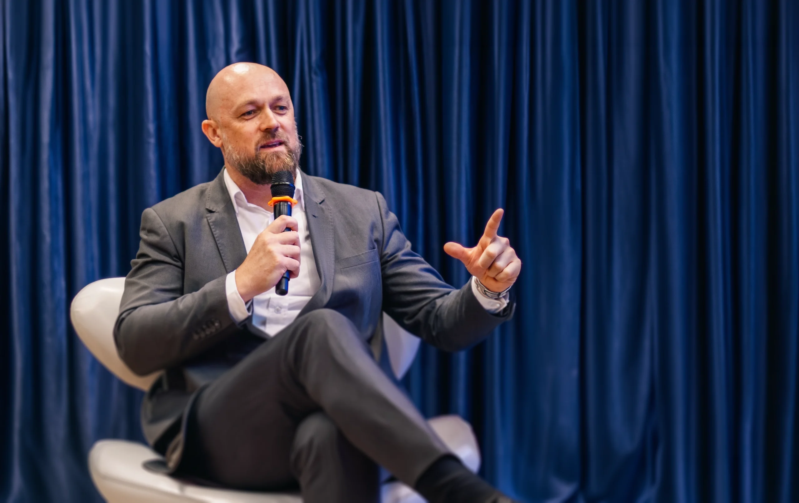 Legenda: Inteligência Artificial, comportamento humano e eleições. No palco do MKT360º Eleições 2026 em SP, Christian Jauch está debatendo os impactos reais da IA na política, além do hype, das automações e das promessas fáceis.
