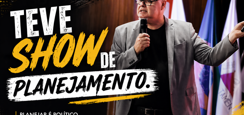 Palestrante em evento segurando microfone com fundo de bandeiras e texto em destaque “Teve Show de Planejamento” em design moderno.