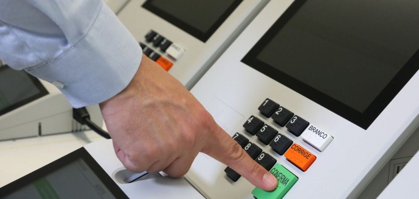 Imagem mostra novo modelo de urnas eletrônicas, lembrando que há também novas regras das Eleições 2022.